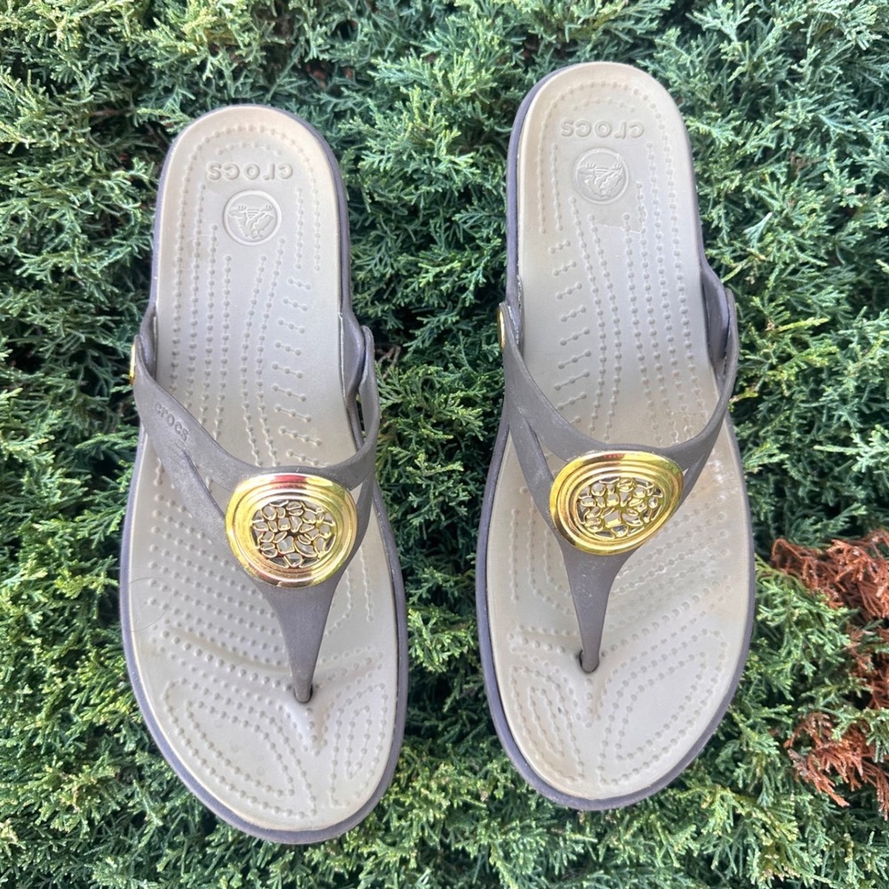 Crocs Women's Sanrah Beveled Circle Embellished Wedge Sandals Size 9 Brown Gold